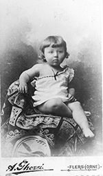 André Breton bébé posant sur une chaise