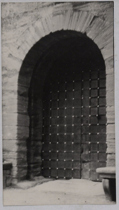 photo de la porte du château de Sade