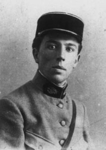 André Breton posant en militaire